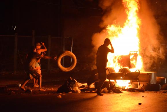 Moradores da Metrô Mangueira resistem à remoção e à repressão policial